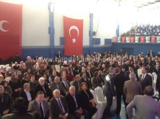 İstiklal Marşının okunmasıyla başlayan tanıtım programında mehteran ekibi salonunun coşkusunu daha da arttırdı.  İlk olarak konuşan Turgut Babaoğlu konuşmasında AKP’ye yüklenerek, “Milletimizin kendisine sağladığı tek başına iktidar gücüne rağmen şu an belediyeyi yönetenler, geride kalan uzun yılları günübirlik meselelerle israf etmiş, güncel siyasete takılıp kalarak, başarısızlıklarını sanal başarılar ve sahte kahramanlıklarla örtmeye çalışmıştır. Biz hedefleri büyük, hevesleri küçük bir hareket olarak kalamayız. Bizim siyaseten ilerleyişimizin yol haritasında sabır, akıl, şuur, denge, ihtiyat yer almaktadır” dedi.