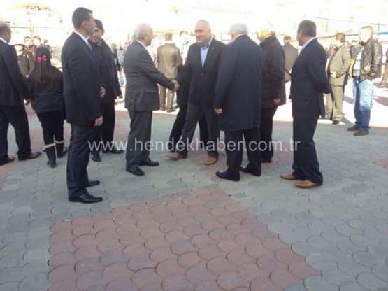 Milliyetçi Hareket Partisi aday tanıtım şöleni Hendek Spor Salonunda büyük bir coşkuyla yapıldı. İlçe Başkanı Atilla Tezgel’in ev sahipliğinde yapılan ve MHP Hendek Belediye Başkan adayı Turgut Babaoğlu ile belediye meclis üyelerinin tanıtıldığı şölene, Milletvekili Prof.Dr. Münir Kutluata, İl Başkanı M.Levent Bülbül, Büyükşehir Belediye Başkan Adayı Orhan Ünver, MHP Düzce İl Başkanı Abdullah Danışmaz, MHP Düzce Belediye Başkan Adayı Ömer Küçük, diğer İlçe Belediye Başkan adayları, Ülkü Ocakları Başkanları, STK’lar ve  vatandaşlar katıldı.