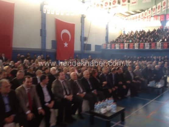 MHP Hendek Belediye Başkan adayı Turgut Babaoğlu ve meclis üyelerinin tanıtımı şölen havasında geçerken, mehteran ekibi eşliğinde yüzlerce kişinin katıldığı kortej yürüyüşü MHP’nin gövde gösterisine dönüştü.