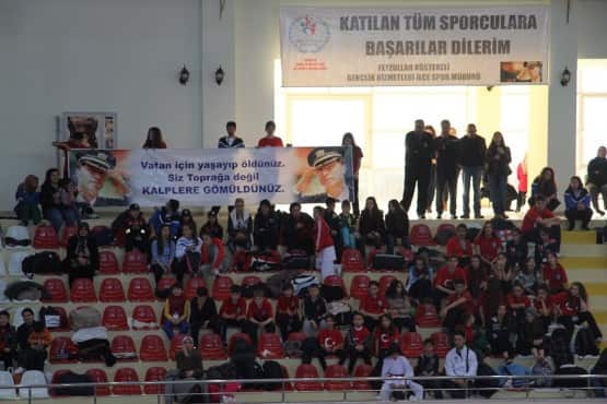 417 Sporcu Müsabakalara, Sakarya, Bursa, Yalova, İzmit, Bolu, Düzce, Tekirdağ, Eskişehir, İstanbul ve Hendek Belediyesi Karate Kulübü sporcuları olmak üzere 417 sporcu katıldı. Cumartesi günü sabah saat 10.00´da başlayan karate müsabakaları sonunda dereceye giren sporculara ödül töreni yapıldı.