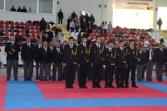 Ankara Polis okulundan bir grup öğrenci de Şehit Emniyet Müdürü Ali Gaffar Okkan’ı anmak üzere programa katıldı. Programda Hendek Belediyesi Yüzme Kulübü sporcuları tarafından Gaffar Okkan adına “ Vatan için yaşayıp öldünüz. Siz toprağa değil kalplere gömüldünüz “ yazılı açtıkları pankart salonda alkışlarla karşılandı.
