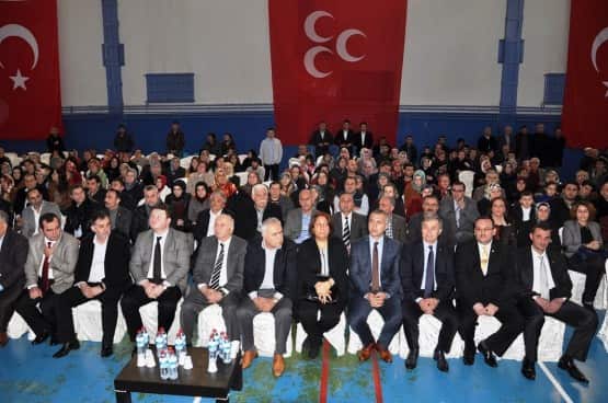 MHP Hendek Belediye Başkan adayı Turgut Babaoğlu ve meclis üyelerinin tanıtımı şölen havasında geçerken, mehteran ekibi eşliğinde yüzlerce kişinin katıldığı kortej yürüyüşü MHP’nin gövde gösterisine dönüştü.