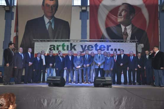 MHP Hendek Belediye Başkan adayı Turgut Babaoğlu ve meclis üyelerinin tanıtımı şölen havasında geçerken, mehteran ekibi eşliğinde yüzlerce kişinin katıldığı kortej yürüyüşü MHP’nin gövde gösterisine dönüştü.