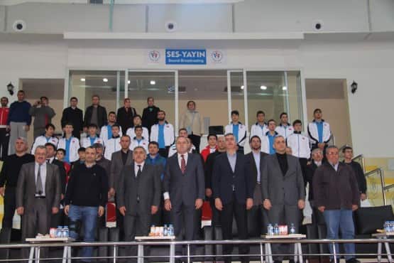 Şehitlerimizi unutmuyoruz Kaymakam Mustafa Ayhan da konuşmasında “ Hendek ilçemizde spor dalında büyük başarılara imza atılmıştır. Şehit Emniyet Müdürü Gaffar Okkan’ı anmak adına düzenlenen turnuvada emeği geçenleri tebrik ediyorum. Vatan için  şehit olanları hiçbir zaman unutmuyoruz. Bugün de bunun bir göstergesi olarak böyle bir turnuva düzenlendi. Bu turnuvanın gençlerimize örnek olmasını diliyorum “ Diyerek, dereceye giren sporcuları tebrik etti.   Konuşmaların ardından dereceye giren sporculara ödülleri verildi.