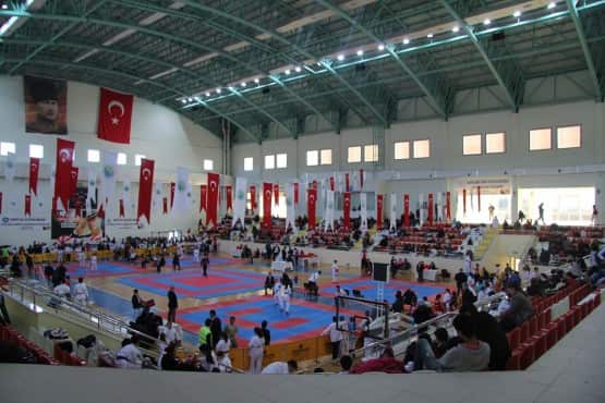 Hendek’imiz için büyük değer Törende bir konuşma yapan Hendek Belediye Başkanı Ali İnci “Bugün anlamlı bir gün nedeniyle hep birlikteyiz. Bugün Şehit Emniyet Müdürümüz Ali Gaffar Okkan için bir aradayız. Bu turnuvada emeği geçen arkadaşlarımıza teşekkür ediyorum. Gaffar Okkan’a Allah’tan rahmet diliyorum. Hendek’imiz için ne kadar büyük bir değer olduğunu hepimiz biliyoruz. Müsabakamızı yaptığımız salonumuz güzel oldu ve burada büyük şampiyonlar yetişeceğine inanıyorum. Karate Turnuvasında müsabakaya katılan ve dereceye giren tüm sporcularımızı kutluyorum” Dedi.