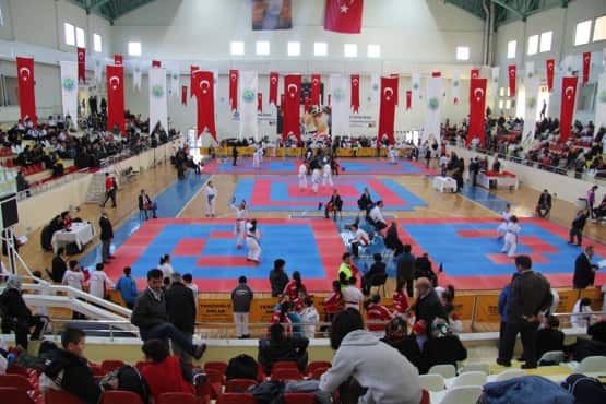 Hendek’imiz için büyük değer Törende bir konuşma yapan Hendek Belediye Başkanı Ali İnci “Bugün anlamlı bir gün nedeniyle hep birlikteyiz. Bugün Şehit Emniyet Müdürümüz Ali Gaffar Okkan için bir aradayız. Bu turnuvada emeği geçen arkadaşlarımıza teşekkür ediyorum. Gaffar Okkan’a Allah’tan rahmet diliyorum. Hendek’imiz için ne kadar büyük bir değer olduğunu hepimiz biliyoruz. Müsabakamızı yaptığımız salonumuz güzel oldu ve burada büyük şampiyonlar yetişeceğine inanıyorum. Karate Turnuvasında müsabakaya katılan ve dereceye giren tüm sporcularımızı kutluyorum” Dedi.