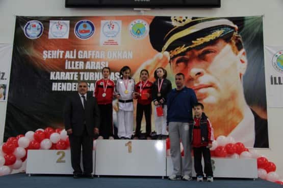 Ankara Polis okulundan bir grup öğrenci de Şehit Emniyet Müdürü Ali Gaffar Okkan’ı anmak üzere programa katıldı. Programda Hendek Belediyesi Yüzme Kulübü sporcuları tarafından Gaffar Okkan adına “ Vatan için yaşayıp öldünüz. Siz toprağa değil kalplere gömüldünüz “ yazılı açtıkları pankart salonda alkışlarla karşılandı.