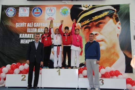 Gaffar Okkan Karate Turnuvası sona erdi Gençlik hizmetleri ve Spor İl Müdürlüğü ile Hendek Belediyesi organizasyonluğunda yapılan  Karate turnuvasına  417 sporcu katıldı.