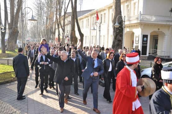 Konuşmaların tamamlanmasının ardından Milletvekili Kutluata, İl Başkanı Bülbül, Büyükşehir adayı Ünver ve meclis üyeleri birlikte poz verdiler. Daha sonra ise mehteran ekibi eşliğinde spor salonundan ilçe teşkilat binasına kadar yüzlerce kişinin katılımıyla kortej gerçekleştirildi. Gövde gösterisinde dönen yürüyüşte Hendekliler MHP’lilere büyük destek verdi. Teşkilat binasına ulaşıldığında ise Kutluata, Bülbül ve Babaoğlu partililere kısa bir teşekkür konuşması yaptı.