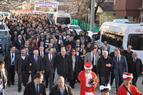 Milliyetçi Hareket Partisi aday tanıtım şöleni Hendek Spor Salonunda büyük bir coşkuyla yapıldı. İlçe Başkanı Atilla Tezgel’in ev sahipliğinde yapılan ve MHP Hendek Belediye Başkan adayı Turgut Babaoğlu ile belediye meclis üyelerinin tanıtıldığı şölene, Milletvekili Prof.Dr. Münir Kutluata, İl Başkanı M.Levent Bülbül, Büyükşehir Belediye Başkan Adayı Orhan Ünver, MHP Düzce İl Başkanı Abdullah Danışmaz, MHP Düzce Belediye Başkan Adayı Ömer Küçük, diğer İlçe Belediye Başkan adayları, Ülkü Ocakları Başkanları, STK’lar ve  vatandaşlar katıldı.
