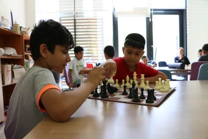Minik öğrencilere satranç heyecanı yaşattılar