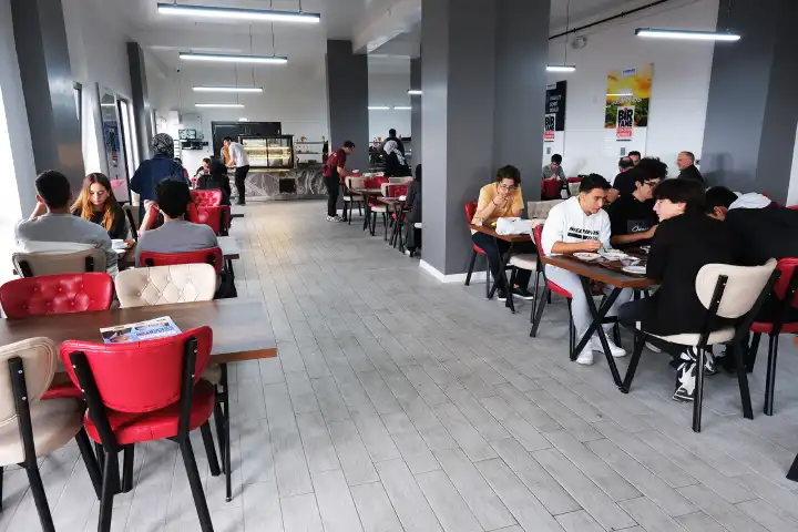 Sakarya da Üniversite öğrencilerine yönelik açılan Kampüs Öğrenci Lokantasına ilgi artıyor