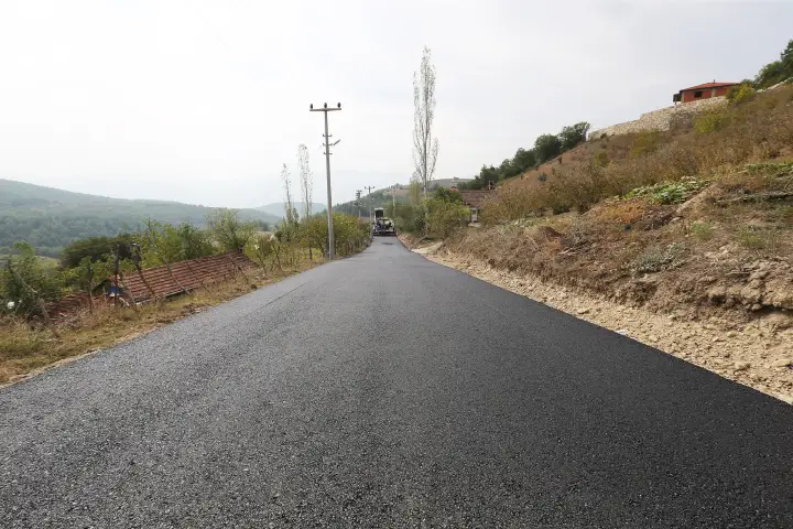 Sakarya nın kırsal  kesimlerinde sürdürülen yoğun asfalt çalışmaları devam ediyor...