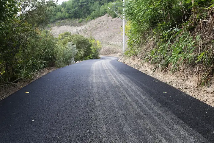 Sakarya nın kırsal  kesimlerinde sürdürülen yoğun asfalt çalışmaları devam ediyor...