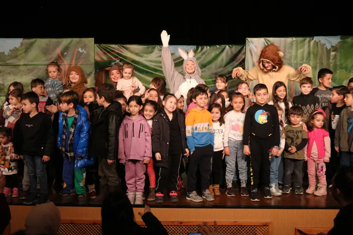 ‘Afacan Maymun’ adlı tiyatro oyunu çocuklarla buluşturdu.