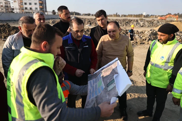 Bakan İskenderun'da kurulan konteyner kent inşaatını inceledi