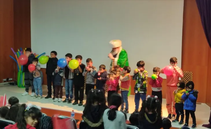 Çocuklar Hendek Gençlik merkezinde etkinlikle bir araya geldi.