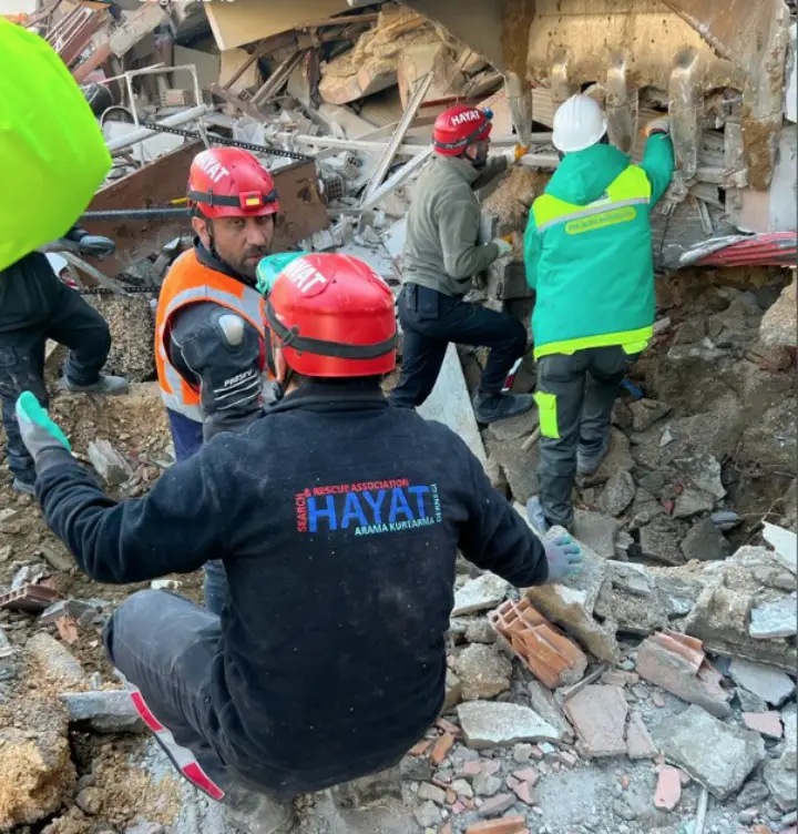 Hendek Arama Kurtarma Ekipleri Deprem bölgesinde hayat kurtarmayı sürdürüyor