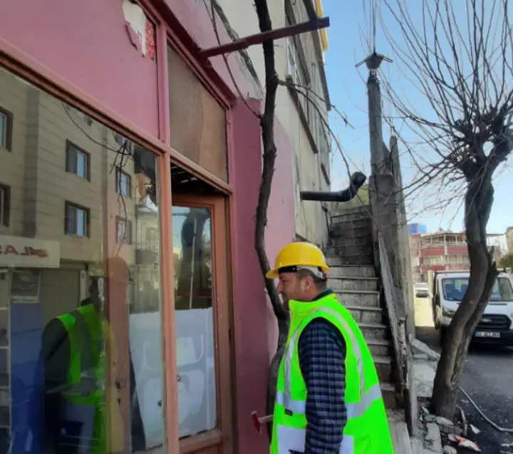 Hendek den görevli  giden inşaat mühendisi ve inşaat teknikerleri deprem bölgesinde