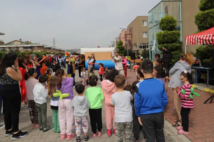 Depremden etkilenip Sakarya'ya gelen çocuklara 23 Nisan etkinliği düzenlediler