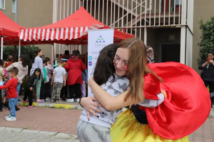 Depremden etkilenip Sakarya'ya gelen çocuklara 23 Nisan etkinliği düzenlediler