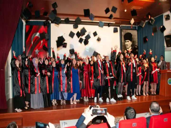 Hendek Orhangazi Anadolu Lisesi, ilk mezunlarını gururla uğurladı.