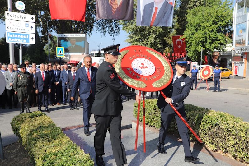 30 Ağustos Zafer Bayramının 101. yıl dönümü kutlamaları kapsamında ilçe protokolü ve vatandaşların katılımıyla Hendek Cumhuriyet Meydanında çelenk sunma töreni gerçekleştirildi. Atatürk anıtına çelenk sunumunun yapılmasının ardından saygı duruşunda bulunulup ardından İstiklal Marşı okunarak şanlı Türk Bayrağı göndere çekildi. Günün anlam ve önemini belirten konuşmayı Hendek Askerlik Şubesi Başkanı Personel Asteğmen Salih Özkeş yaparken, Hendek Yenimahalle Teknik Anadolu Lisesi öğrencilerinden Hiranur Gökdeniz ‘Akdeniz’ isimli şiiri okudu. 