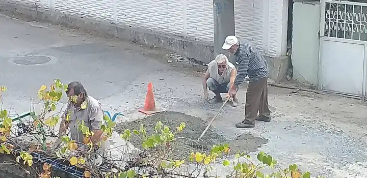 Hendek Ziya Gökalp Caddesi'nde Vatandaşlar Kendi İmkânlarıyla Çukurları Kapattı