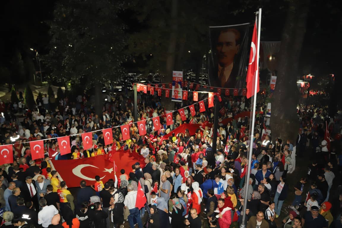 
Hendek'te 29 Ekim Cumhuriyet Bayramı, büyük bir coşkuyla kutlandı. Hendek Belediyesi tarafından düzenlenen fener alayına binlerce kişi katıldı. Türk bayrakları ve müzikler eşliğinde yapılan yürüyüş, Cumhuriyet coşkusunu gözler önüne serdi.
