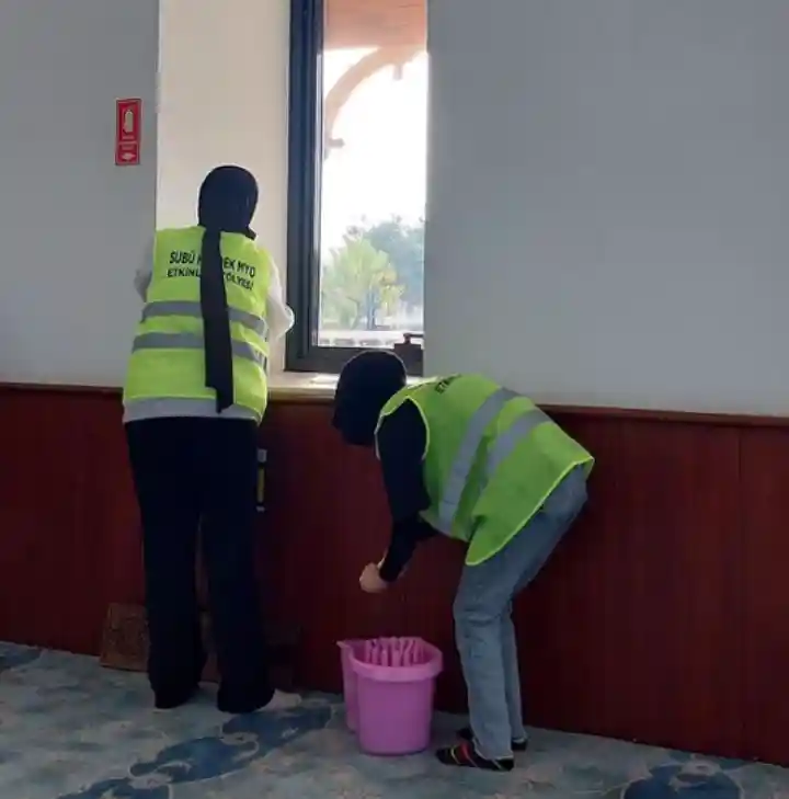 Gönüllü Öğrenciler Hendek'te Camii Temizlik Etkinliği Gerçekleştirdiler