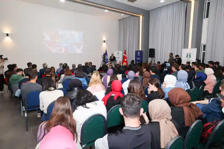 Öğrencileriyle Sakarya'da Sürdürülen Tarım Projelerini Konuştu