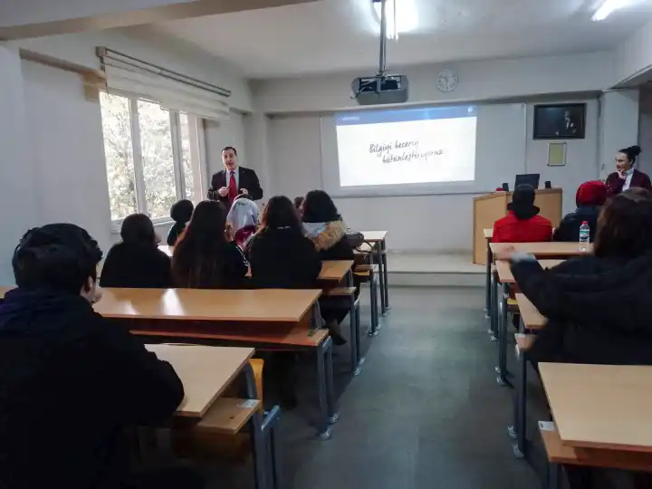 Meslek Yüksekokulu, Hendek’te okullarla faaliyetlerini sürdürüyor
