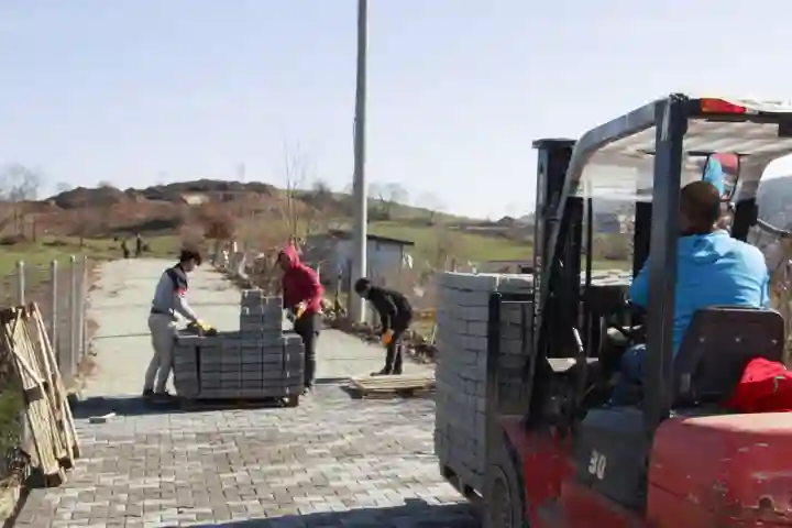 Hendek Esentepe Mahallesinde kilitli parke yol çalışması gerçekleştirildi