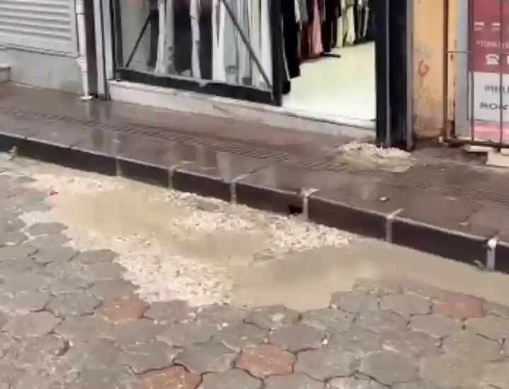 Hendek Milli Egemenlik Caddesi'nde Yağmur Suları Esnafı Mağdur Ediyor