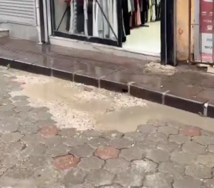 Hendek Milli Egemenlik Caddesi'nde Yağmur Suları Esnafı Mağdur Ediyor
