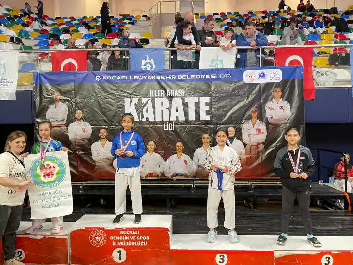 Hendek Karate Takımı Genel Klasmanda rakiplerini geçerek Şampiyon oldu.