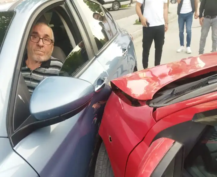 Hendek’te Maddi Hasarlı Trafik Kazası