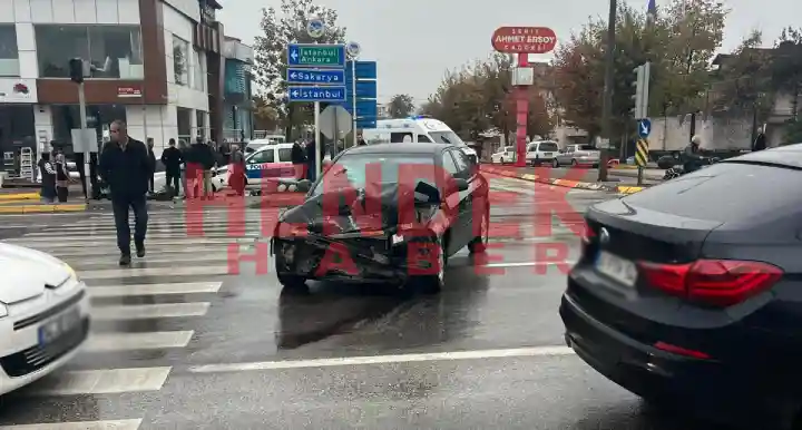 Hendek D-100 Karayolu’nda Maddi Hasarlı Trafik Kazası