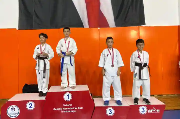 Hendek Karate Spor Kulübü 29 Ekim Cumhuriyet Kupası’ndan madalyalarla döndü