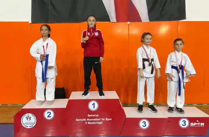 Hendek Karate Spor Kulübü 29 Ekim Cumhuriyet Kupası’ndan madalyalarla döndü