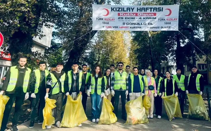 Hendek Muammer Sencer Caddesi’nde çevre temizliği gerçekleştirdiler