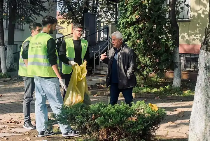 Hendek Muammer Sencer Caddesi’nde çevre temizliği gerçekleştirdiler