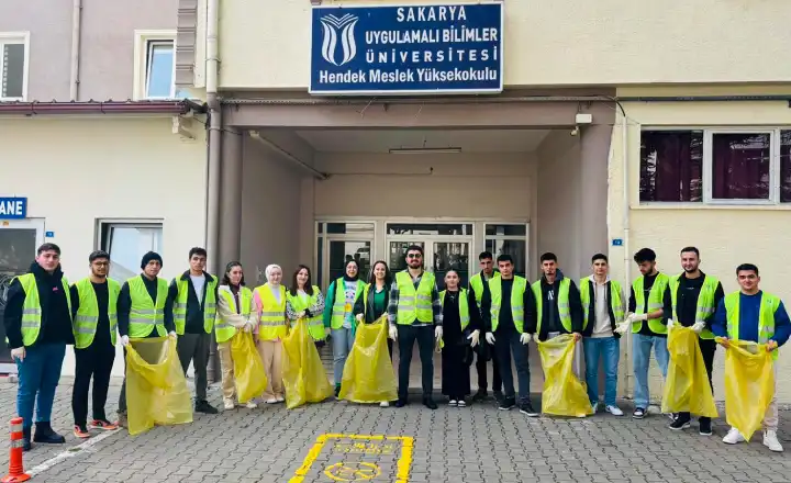 Hendek Muammer Sencer Caddesi’nde çevre temizliği gerçekleştirdiler