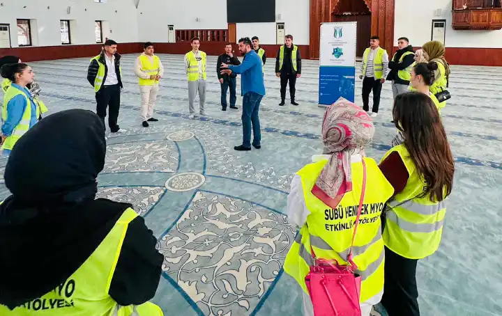 Hendek MYO  Rasimpaşa Camii’nde Anlamlı Temizlik Etkinliği