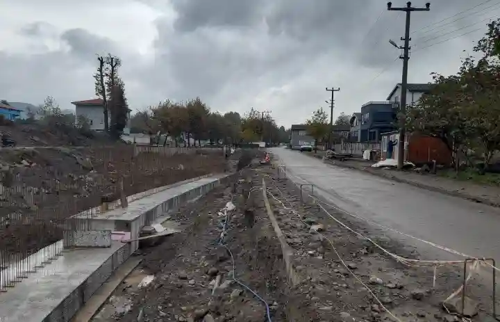 Hendek Uludere Çayı Yeni Mahalle Kısmında Çevre Düzenleme Çalışmaları Başladı