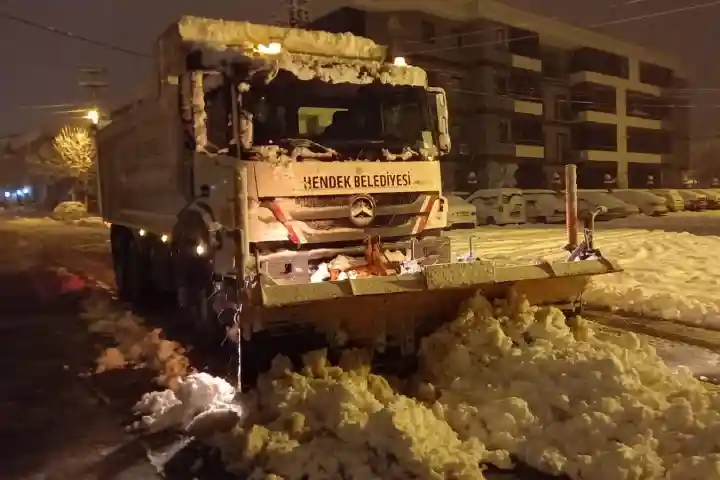 Hendek'te Kar Yağışı ve Şiddetli Rüzgar Şehri Zorluyor