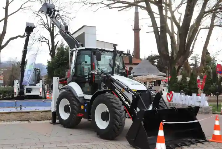 Belediye 2 İş Makinası, 3 Destek Hizmet Aracını Hendek Meydanı’na Dikti