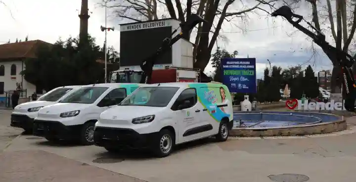 Belediye 2 İş Makinası, 3 Destek Hizmet Aracını Hendek Meydanı’na Dikti