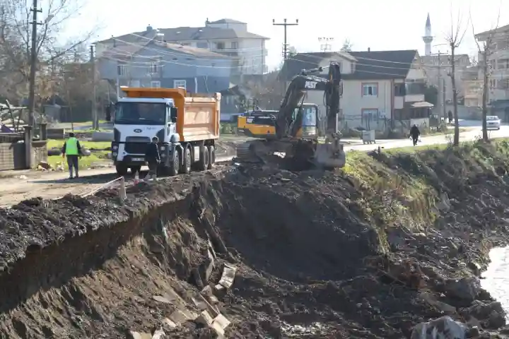 Hendek Uludere Çayının 3. Etap Çalışmaları Tüm Hızıyla Devam Ediyor