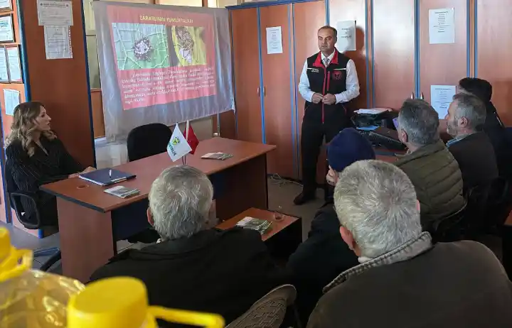 Hendek’te Çiftçilere Kahverengi Kokarca ile Mücadele Eğitimi Düzenlendi